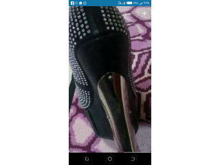 حذاء اسود سواريه