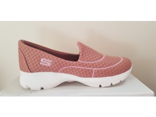 سكيتشر ابيض و كشمير مقاس ٣٧