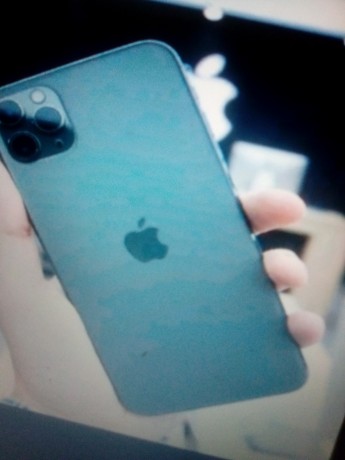 ayfon-11-bro-maks-big-0